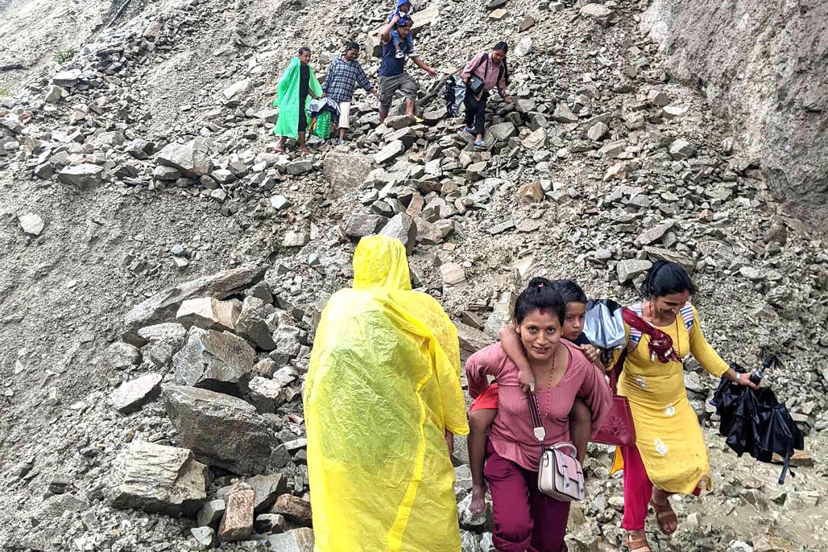 पहिरोले अवरुद्ध चामे सडक पुनः सञ्चालन